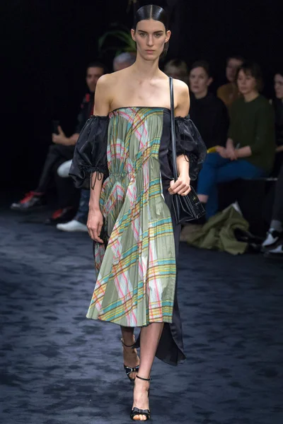 Look 15